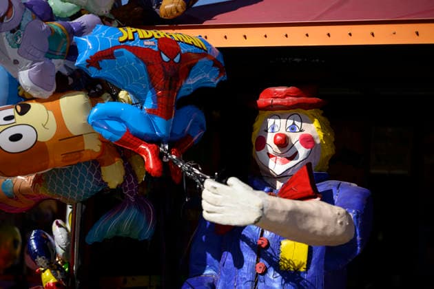 Pappmachee Clown mit Luftballons auf der Oidn Wiesn - Oktoberfest Wiesn, München 23.09.2026