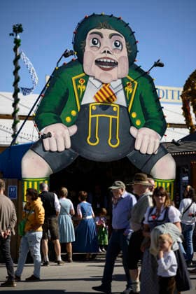 Ball-Wurfbude auf der Oidn Wiesn - Oktoberfest Wiesn, München 23.09.2026