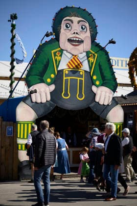 Ball-Wurfbude auf der Oidn Wiesn - Oktoberfest Wiesn, München 23.09.2026