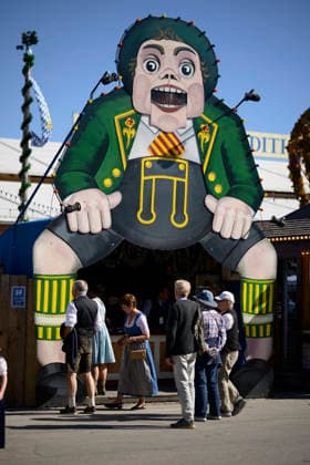Ball-Wurfbude auf der Oidn Wiesn - Oktoberfest Wiesn, München 23.09.2026