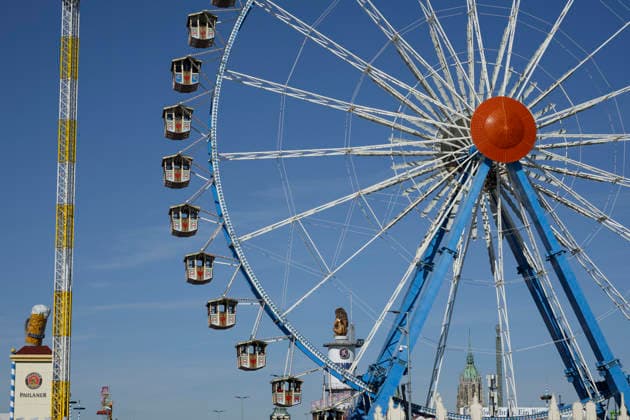 Paulaner Turm mit Bierkrug, Willenborg Riesenrad und Löwenbräu Turm mit Löwe auf dem Oktoberfest Wiesn, München 23.09.2026