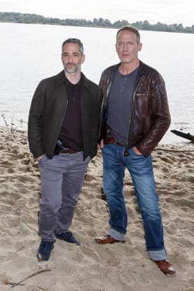 ABB TATORT- Denis Moschitto und Wotan Wilke Moehring Schauspieler Darsteller am Set Fototermin bei den Dreharbeiten zum neuen NDR Tatort Schwere See am Falkensteiner Ufer in Hamburg am 23.09.2026 Hamburg Deutschland