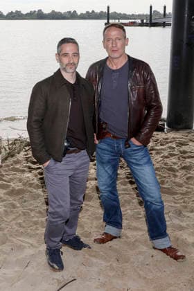 ABB TATORT- Denis Moschitto und Wotan Wilke Moehring Schauspieler Darsteller am Set Fototermin bei den Dreharbeiten zum neuen NDR Tatort Schwere See am Falkensteiner Ufer in Hamburg am 23.09.2026 Hamburg Deutschland