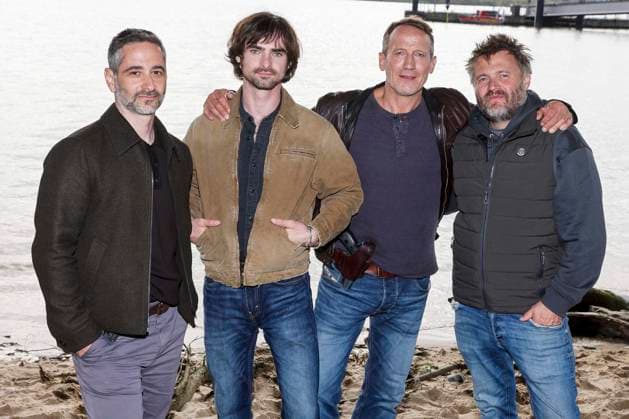ABB TATORT- Denis Moschitto Aaron Hilmer und Wotan Wilke Moehring Max Zaehle, Schauspieler Darsteller am Set Fototermin bei den Dreharbeiten zum neuen NDR Tatort Schwere See am Falkensteiner Ufer in Hamburg am 23.09.2026 Hamburg Deutschland