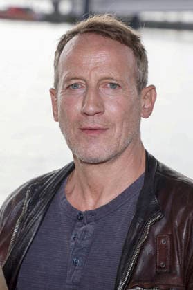 ABB TATORT- Wotan Wilke Moehring Schauspieler Darsteller am Set Fototermin bei den Dreharbeiten zum neuen NDR Tatort Schwere See am Falkensteiner Ufer in Hamburg am 23.09.2026 Hamburg Deutschland