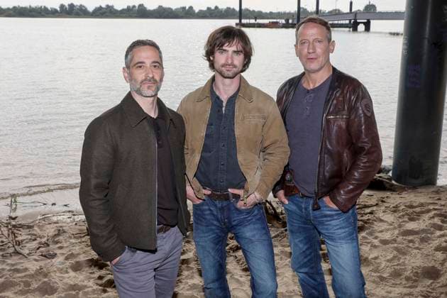 ABB TATORT- Denis Moschitto Aaron Hilmer und Wotan Wilke Moehring Schauspieler Darsteller am Set Fototermin bei den Dreharbeiten zum neuen NDR Tatort Schwere See am Falkensteiner Ufer in Hamburg am 23.09.2026 Hamburg Deutschland