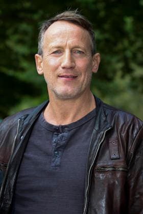 ABB TATORT- Wotan Wilke Moehring Schauspieler Darsteller am Set Fototermin bei den Dreharbeiten zum neuen NDR Tatort Schwere See am Falkensteiner Ufer in Hamburg am 23.09.2026 Hamburg Deutschland