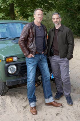 ABB TATORT- Denis Moschitto und Wotan Wilke Moehring Schauspieler Darsteller am Set Fototermin bei den Dreharbeiten zum neuen NDR Tatort Schwere See am Falkensteiner Ufer in Hamburg am 23.09.2026 Hamburg Deutschland