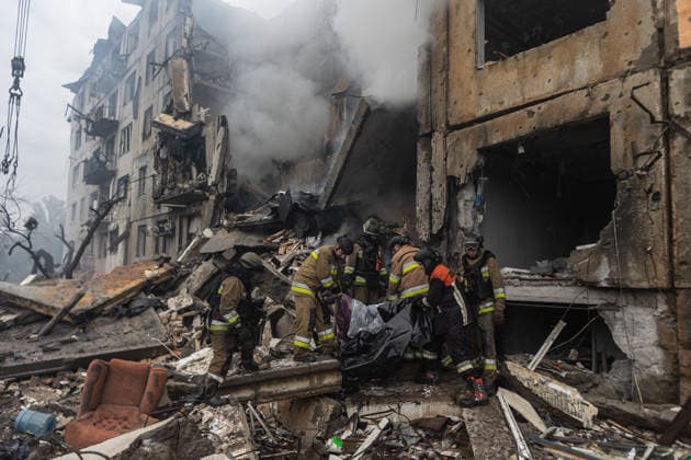 Russian attack on Ukraine s Oleksandrivka OLEKSANDRIVKA, UKRAINE - SEPTEMBER 23: Firefighters recover the body of a civilian who died under the rubble following a Russian air strike on a residential building in Oleksandrivka, Donetsk Region, Ukraine, 23 September 2026. Diego Herrera Carcedo Anadolu Oleksandrivka Ukraine. Editorial use only. Please get in touch for any other usage.  Copyright: x2026xAnadoluxDiegoxHerreraxCarcedox