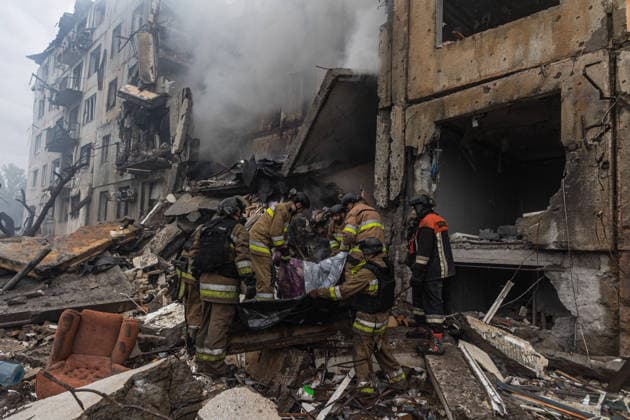 Russian attack on Ukraine s Oleksandrivka OLEKSANDRIVKA, UKRAINE - SEPTEMBER 23: Firefighters recover the body of a civilian who died under the rubble following a Russian air strike on a residential building in Oleksandrivka, Donetsk Region, Ukraine, 23 September 2026. Diego Herrera Carcedo Anadolu Oleksandrivka Ukraine. Editorial use only. Please get in touch for any other usage.  Copyright: x2026xAnadoluxDiegoxHerreraxCarcedox