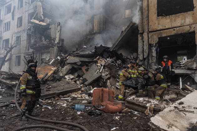 Russian attack on Ukraine s Oleksandrivka OLEKSANDRIVKA, UKRAINE - SEPTEMBER 23: Firefighters recover the body of a civilian who died under the rubble following a Russian air strike on a residential building in Oleksandrivka, Donetsk Region, Ukraine, 23 September 2026. Diego Herrera Carcedo Anadolu Oleksandrivka Ukraine. Editorial use only. Please get in touch for any other usage.  Copyright: x2026xAnadoluxDiegoxHerreraxCarcedox