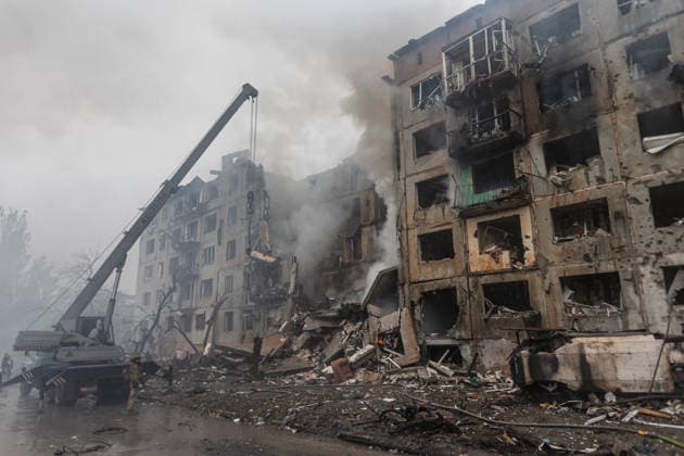 Ukrainian firefighters search rubble after Russian air strike in Donetsk OLEKSANDRIVKA, UKRAINE - SEPTEMBER 23: Ukrainian firefighters search under the rubble for civilians following a Russian air strike on a residential building in Oleksandrivka, Donetsk Oblast, Ukraine, on September 23, 2026. Diego Herrera Carcedo Anadolu Donets ka Oblast Ukraine. Editorial use only. Please get in touch for any other usage.  Copyright: x2026xAnadoluxDiegoxHerreraxCarcedox