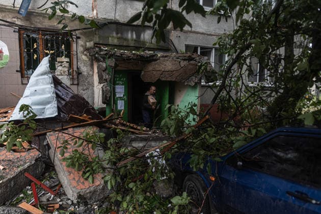 Ukrainian firefighters search rubble after Russian air strike in Donetsk OLEKSANDRIVKA, UKRAINE - SEPTEMBER 23: Ukrainian firefighters search under the rubble for civilians following a Russian air strike on a residential building in Oleksandrivka, Donetsk Oblast, Ukraine, on September 23, 2026. Diego Herrera Carcedo Anadolu Donets ka Oblast Ukraine. Editorial use only. Please get in touch for any other usage.  Copyright: x2026xAnadoluxDiegoxHerreraxCarcedox