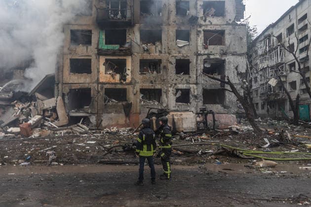 Ukrainian firefighters search rubble after Russian air strike in Donetsk OLEKSANDRIVKA, UKRAINE - SEPTEMBER 23: Ukrainian firefighters search under the rubble for civilians following a Russian air strike on a residential building in Oleksandrivka, Donetsk Oblast, Ukraine, on September 23, 2026. Diego Herrera Carcedo Anadolu Donets ka Oblast Ukraine. Editorial use only. Please get in touch for any other usage.  Copyright: x2026xAnadoluxDiegoxHerreraxCarcedox