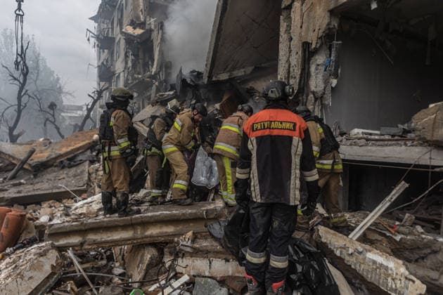 Ukrainian firefighters search rubble after Russian air strike in Donetsk OLEKSANDRIVKA, UKRAINE - SEPTEMBER 23: Ukrainian firefighters search under the rubble for civilians following a Russian air strike on a residential building in Oleksandrivka, Donetsk Oblast, Ukraine, on September 23, 2026. Diego Herrera Carcedo Anadolu Donets ka Oblast Ukraine. Editorial use only. Please get in touch for any other usage.  Copyright: x2026xAnadoluxDiegoxHerreraxCarcedox