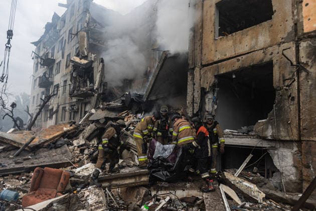Ukrainian firefighters search rubble after Russian air strike in Donetsk OLEKSANDRIVKA, UKRAINE - SEPTEMBER 23: Ukrainian firefighters search under the rubble for civilians following a Russian air strike on a residential building in Oleksandrivka, Donetsk Oblast, Ukraine, on September 23, 2026. Diego Herrera Carcedo Anadolu Donets ka Oblast Ukraine. Editorial use only. Please get in touch for any other usage.  Copyright: x2026xAnadoluxDiegoxHerreraxCarcedox