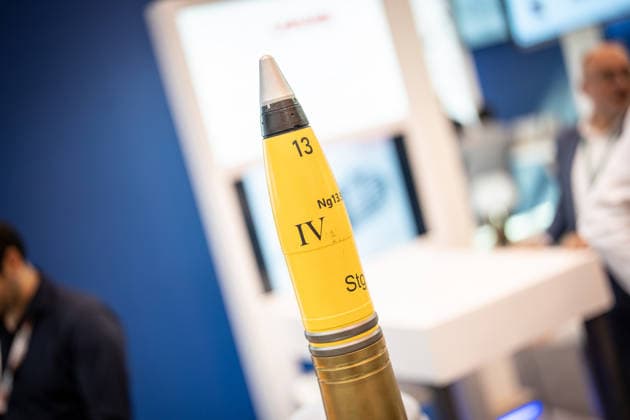 Blick in die Ausstellungshallen und auf das Messegelände - Granate;Rüstungsmesse Euro Defence Expo 2026 in Essen, Deutschland, Essen Nordrhein-Westfalen Deutschland Messegelände