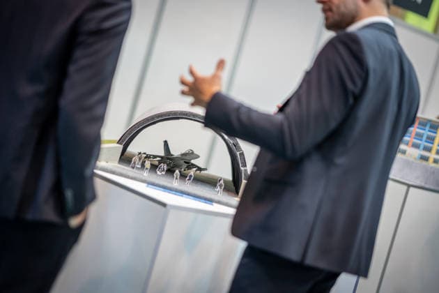 Blick in die Ausstellungshallen und auf das Messegelände - Modell eines so genannten Shelters - Flugzeughanger für Kampfflugzeuge;Rüstungsmesse Euro Defence Expo 2026 in Essen, Deutschland, Essen Nordrhein-Westfalen Deutschland Messegelände