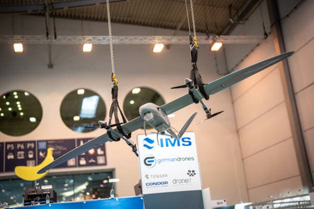 Blick in die Ausstellungshallen und auf das Messegelände - Drohne Typ Songbird ISR der Firma Germandrones;Rüstungsmesse Euro Defence Expo 2026 in Essen, Deutschland, Essen Nordrhein-Westfalen Deutschland Messegelände