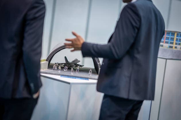 Blick in die Ausstellungshallen und auf das Messegelände - Modell eines so genannten Shelters - Flugzeughanger für Kampfflugzeuge;Rüstungsmesse Euro Defence Expo 2026 in Essen, Deutschland, Essen Nordrhein-Westfalen Deutschland Messegelände