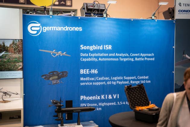 Blick in die Ausstellungshallen und auf das Messegelände - Drohne Typ Songbird ISR der Firma Germandrones;Rüstungsmesse Euro Defence Expo 2026 in Essen, Deutschland, Essen Nordrhein-Westfalen Deutschland Messegelände