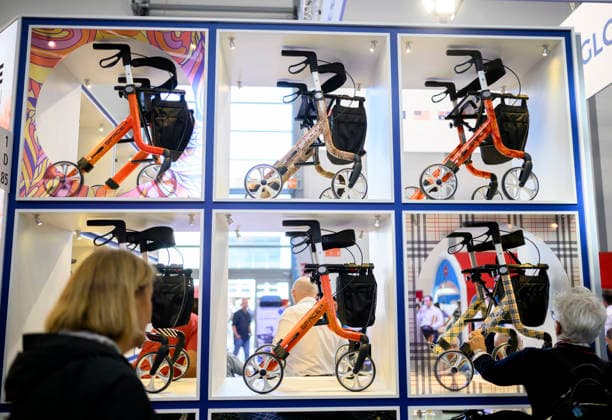 Feature, Besucher sehen sich Rollatoren an. REHACARE Fachmesse für Rehabilitation und Pflege, vom 23.09. - 26.09.2026 in Düsseldorf Deutschland. Messe