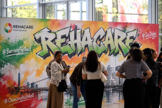 Feature, Graffiti Bild der REHACARE mit Besuchern. REHACARE Fachmesse für Rehabilitation und Pflege, vom 23.09. - 26.09.2026 in Düsseldorf Deutschland. Messe