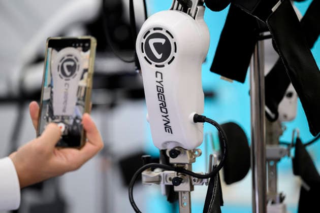 Feature, Teile eines Exoskelett Anzug von Cyberdyne Care Robotics. REHACARE Fachmesse für Rehabilitation und Pflege, vom 23.09. - 26.09.2026 in Düsseldorf Deutschland. Messe