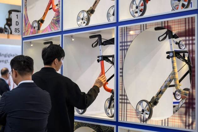 Feature, Besucher sehen sich Rollatoren an. REHACARE Fachmesse für Rehabilitation und Pflege, vom 23.09. - 26.09.2026 in Düsseldorf Deutschland. Messe