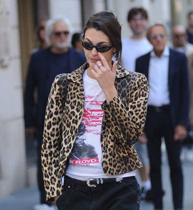 RECORD DATE NOT STATED IPA88876733 - Milan—photo by Mimmo Carriero—Supermodel Vittoria Ceretti, Leonardo DiCaprio’s girlfriend, strolls through the streets of downtown with two friends  Copyright: xx xx IPA88876733