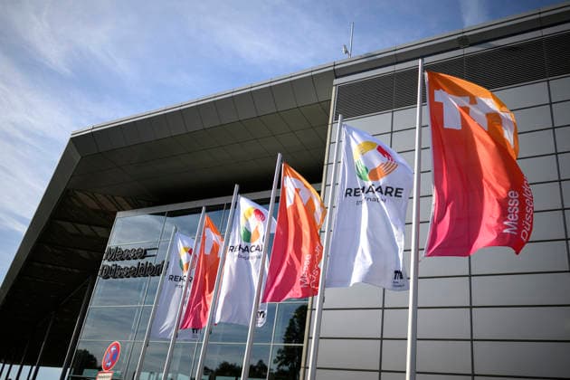Feature, Fahnen und Flaggen vor dem Messegelände. REHACARE Fachmesse für Rehabilitation und Pflege, vom 23.09. - 26.09.2026 in Düsseldorf Deutschland. Messe