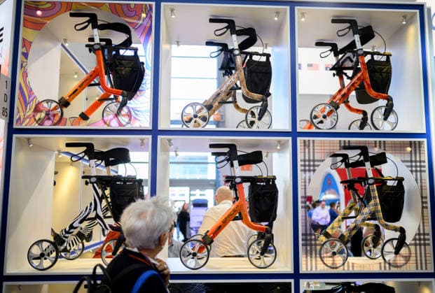 Feature, Besucherin sieht sich Rollatoren an. REHACARE Fachmesse für Rehabilitation und Pflege, vom 23.09. - 26.09.2026 in Düsseldorf Deutschland. Messe