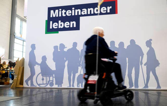 Feature, Slogan Miteinander Leben und den Schatten verschiedener Menschen, davor ein Rollstuhlfahrer REHACARE Fachmesse für Rehabilitation und Pflege, vom 23.09. - 26.09.2026 in Düsseldorf Deutschland. Messe