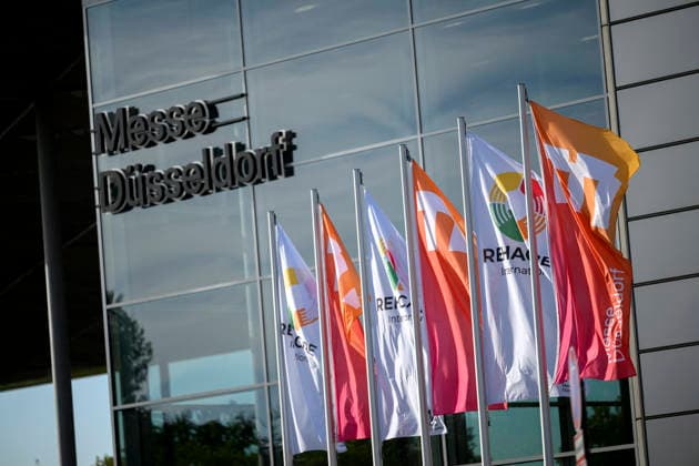Feature, Fahnen und Flaggen vor dem Messegelände. REHACARE Fachmesse für Rehabilitation und Pflege, vom 23.09. - 26.09.2026 in Düsseldorf Deutschland. Messe
