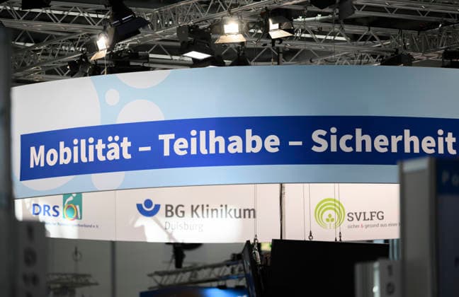 Feature, Mobilität - Teilhabe - Sicherheit Stand auf der Messe, BG Klinikum. REHACARE Fachmesse für Rehabilitation und Pflege, vom 23.09. - 26.09.2026 in Düsseldorf Deutschland. Messe