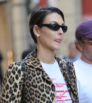 RECORD DATE NOT STATED IPA88876799 - Milan—photo by Mimmo Carriero—Supermodel Vittoria Ceretti, Leonardo DiCaprio’s girlfriend, strolls through the streets of downtown with two friends  Copyright: xx xx IPA88876799
