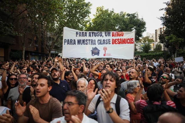 Anti-eviction activists call for a rally in front of the Chamberí penthouse following Maricarmen’s eviction. Dozens of people gathered for a rally in front of the Chamberí penthouse following Maricarmen’s eviction, on September 23, 2026, in Madrid, Spain. Anti-eviction activists from the Community of Madrid have organized a rally outside the penthouse in Chamberí that the regional government acquired following the eviction of Maricarmen, a resident of the Retiro district who had lived for 70 years at 46 Alcalde Sainz de Baranda Street. SEPTEMBER 23, 2026 EVICTION PROTEST DEMONSTRATION MARICARMEN ANTI-EVICTION ACTIVISTS ÁTAlejandro Martínez Vé Madrid Madrid Spain  Copyright: xAlejandroxMartinezxVÃ lezx 7794696