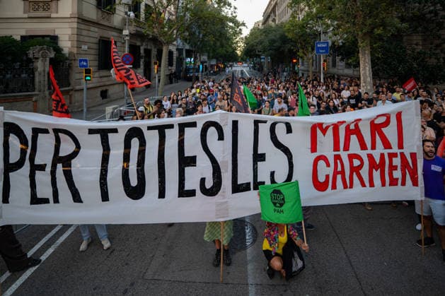 Rally in Barcelona in Support of Maricarmen Following Her Eviction in Madrid: Dozens of people gathered at a rally in support of Maricarmen following her eviction in Madrid, in front of the Government Delegation, on September 23, 2026, in Barcelona, Catalonia, Spain. The protest was organized following the eviction of Maricarmen, a resident of the Retiro district who had lived for 70 years at 46 Alcalde Sainz de Baranda Street in Madrid SEPTEMBER 23, 2026 MARICARMEN PROTEST EVICTION VULTURE FUND Lorena Sopê Barcelona, Catalonia Barcelona, Catalonia, Spain Copyright: xLorenaxSopênax 7794724