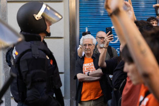 September 23, 2026, Madrid, Madrid, SPAIN: Hundreds of Madrid residents, mobilized by the Tenants Union, are protesting against the eviction of MaricarmenÃ¢â‚¬an 87-year-old woman forced out of the apartment where she had lived for 70 years by a real estate investment fund. She had refused to leave the home for which she had always paid rent. Police used charge tactics against the demonstrators. Madrid SPAIN  - ZUMAl221 20260923_zip_l221_026 Copyright: xIgnacioxLopezxIsasmendix
