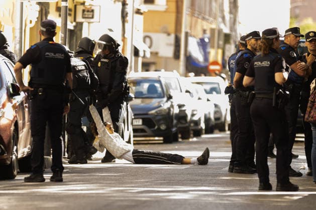 September 23, 2026, Madrid, Madrid, SPAIN: Hundreds of Madrid residents, mobilized by the Tenants Union, are protesting against the eviction of MaricarmenÃ¢â‚¬an 87-year-old woman forced out of the apartment where she had lived for 70 years by a real estate investment fund. She had refused to leave the home for which she had always paid rent. Police used charge tactics against the demonstrators. Madrid SPAIN  - ZUMAl221 20260923_zip_l221_039 Copyright: xIgnacioxLopezxIsasmendix