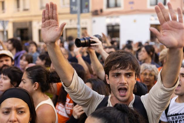 September 23, 2026, Madrid, Madrid, SPAIN: Hundreds of Madrid residents, mobilized by the Tenants Union, are protesting against the eviction of MaricarmenÃ¢â‚¬an 87-year-old woman forced out of the apartment where she had lived for 70 years by a real estate investment fund. She had refused to leave the home for which she had always paid rent. Police used charge tactics against the demonstrators. Madrid SPAIN  - ZUMAl221 20260923_zip_l221_049 Copyright: xIgnacioxLopezxIsasmendix
