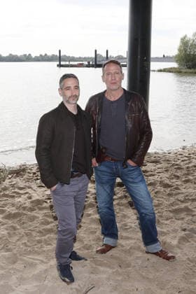 Fototermin am Set vom NDR-Tatort: Schwere See Denis Moschitto, Wotan Wilke Möhring, Fototermin am Set vom NDR-Tatort: Schwere See, Falkensteiner Ufer Hamburg, 23.09.2026 Copyright: xEventpressxBecherx