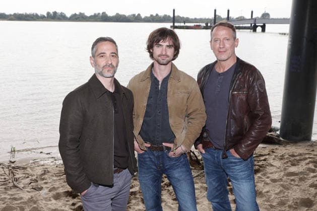 Fototermin am Set vom NDR-Tatort: Schwere See Denis Moschitto, Aaron Hilmer, Wotan Wilke Möhring, Fototermin am Set vom NDR-Tatort: Schwere See, Falkensteiner Ufer Hamburg, 23.09.2026 Copyright: xEventpressxBecherx