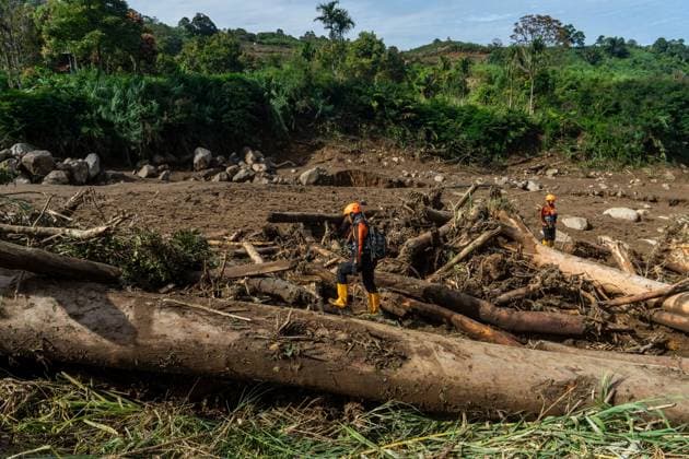 Search continues for missing flash flood victim in West Sumatra SOLOK, WEST SUMATRA, INDONESIA, SEPTEMBER 23, 2026: Members of a joint search and rescue team comb an area affected by flash flooding in Arosuka, Solok, West Sumatra, as operations continue to locate a missing resident. Search teams from Indonesia™s National Search and Rescue Agency (BASARNAS), working alongside local residents, are searching for 59-year-old Agusral, who was reported missing after being swept away by floodwaters on September 21. Search efforts focused on several locations along the path of flood debris and a nearby river. Solok Regency Indonesia Copyright: x xWawanxKurniawanx xJNAxPressx