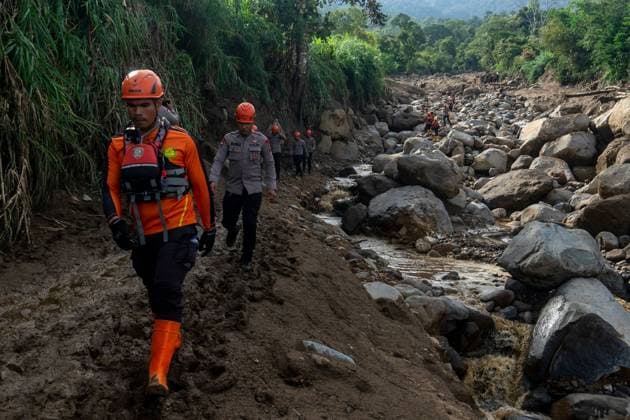 Search continues for missing flash flood victim in West Sumatra SOLOK, WEST SUMATRA, INDONESIA, SEPTEMBER 23, 2026: Members of a joint search and rescue team comb an area affected by flash flooding in Arosuka, Solok, West Sumatra, as operations continue to locate a missing resident. Search teams from Indonesia™s National Search and Rescue Agency (BASARNAS), working alongside local residents, are searching for 59-year-old Agusral, who was reported missing after being swept away by floodwaters on September 21. Search efforts focused on several locations along the path of flood debris and a nearby river. Solok Regency Indonesia Copyright: x xWawanxKurniawanx xJNAxPressx
