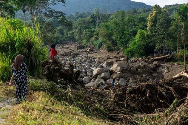 September 23, 2026, Solok Regency, Indonesia: SOLOK, WEST SUMATRA, INDONESIA, SEPTEMBER 23, 2026: Members of a joint search and rescue team comb an area affected by flash flooding in Arosuka, Solok, West Sumatra, as operations continue to locate a missing resident. Search teams from Indonesiaâ€⠢s National Search and Rescue Agency (BASARNAS), working alongside local residents, are searching for 59-year-old Agusral, who was reported missing after being swept away by floodwaters on September 21. Search efforts focused on several locations along the path of flood debris and a nearby river. Solok Regency Indonesia - ZUMAq101 20260923_zna_q101_024 Copyright: xWawanxKurniawanx
