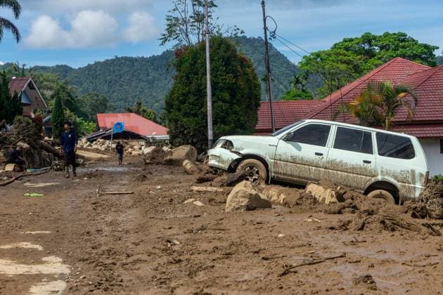 September 23, 2026, Solok Regancy, ID: SOLOK, WEST SUMATRA, INDONESIA, SEPTEMBER 23, 2026: Personnel clear mud, rocks and debris from government buildings damaged by flash flooding in the Arosuka area of Solok, West Sumatra. Disaster management officials said 11 government offices and 40 homes were damaged by the floods as cleanup and recovery operations continued in affected areas. Solok Regancy ID - ZUMAq101 20260923_zna_q101_062 Copyright: xWawanxKurniawanx