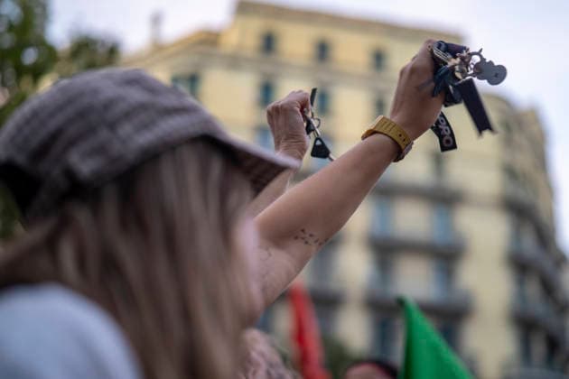 Rally in Barcelona in Support of Maricarmen Following Her Eviction in Madrid: Dozens of people gathered at a rally in support of Maricarmen following her eviction in Madrid, in front of the Government Delegation, on September 23, 2026, in Barcelona, Catalonia, Spain. The protest was organized following the eviction of Maricarmen, a resident of the Retiro district who had lived for 70 years at 46 Alcalde Sainz de Baranda Street in Madrid SEPTEMBER 23, 2026 PROTEST MARICARMEN EVICTION VULTURE FUND KEYS KEYCHAIN RENTAL HOUSELorena Sopê Barcelona Catalonia Barcelona Catalonia Spain  Copyright: xLorenaxSopÃªnax 7794938