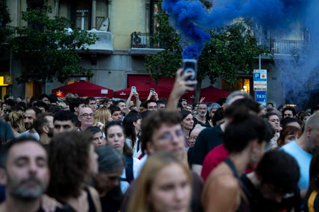 Rally in Barcelona in Support of Maricarmen Following Her Eviction in Madrid: Dozens of people gathered at a rally in support of Maricarmen following her eviction in Madrid, in front of the Government Delegation, on September 23, 2026, in Barcelona, Catalonia, Spain. The protest was organized following the eviction of Maricarmen, a resident of the Retiro district who had lived for 70 years at 46 Alcalde Sainz de Baranda Street in Madrid SEPTEMBER 23, 2026 PROTEST MARICARMEN EVICTION VULTURE FUND KEYS KEYCHAIN RENTAL HOUSELorena Sopê Barcelona Catalonia Barcelona Catalonia Spain  Copyright: xLorenaxSopÃªnax 7794942