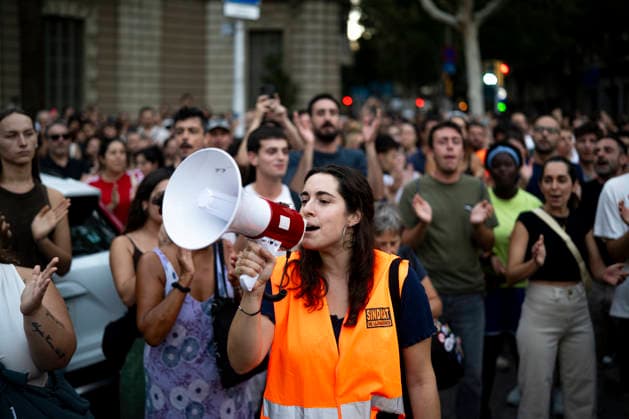 Rally in Barcelona in Support of Maricarmen Following Her Eviction in Madrid: Dozens of people gathered at a rally in support of Maricarmen following her eviction in Madrid, in front of the Government Delegation, on September 23, 2026, in Barcelona, Catalonia, Spain. The protest was organized following the eviction of Maricarmen, a resident of the Retiro district who had lived for 70 years at 46 Alcalde Sainz de Baranda Street in Madrid SEPTEMBER 23, 2026 PROTEST MARICARMEN EVICTION VULTURE FUND KEYS KEYCHAIN RENTAL HOUSELorena Sopê Barcelona Catalonia Barcelona Catalonia Spain  Copyright: xLorenaxSopÃªnax 7794945